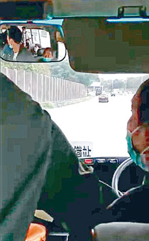 ■小巴男客衝前握着軚盤救車，倒後鏡可見司機神情呆滯。