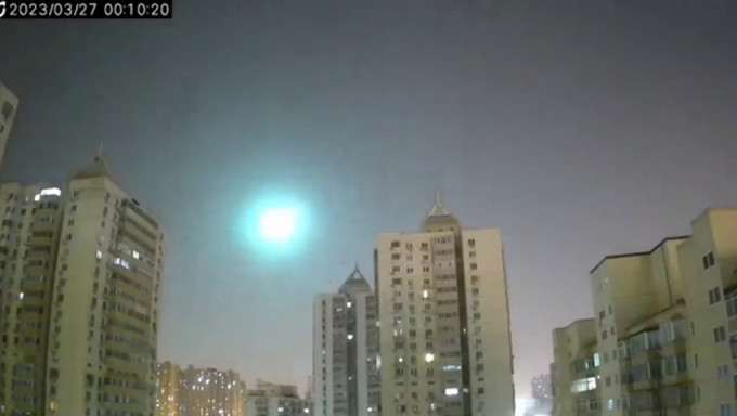北京、內蒙古及河北多地天空劃過超亮火流星，爆發耀眼藍光。