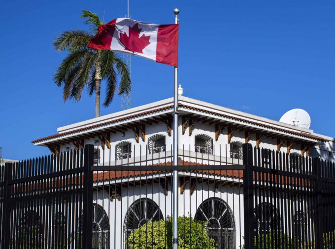 加拿大使館撤走半數人。AP