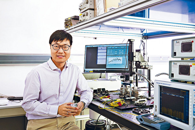 王騁研發更低耗電量和成本傳輸更多數據的小型集成光子器件，獲「裘槎前瞻科研大獎」。