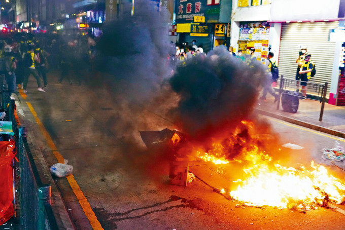 有示威者在旺角街頭縱火，其間傳出爆炸聲。