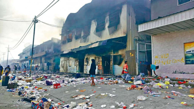 ■所罗门群岛首都霍尼亚拉上月底骚乱后，可见烧毁的建筑物和满地废屑。