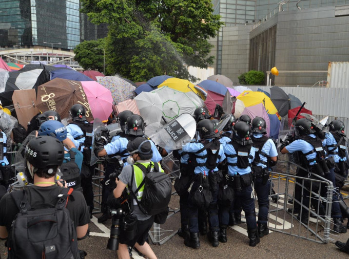 香港人權監察指，今早只有部分速龍小隊成員的制服上有顯示其官階及隊伍編號。
