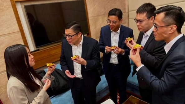 局长邓炳强与同事分享澳门葡挞及脆麻花美食。邓炳强Facebook图片