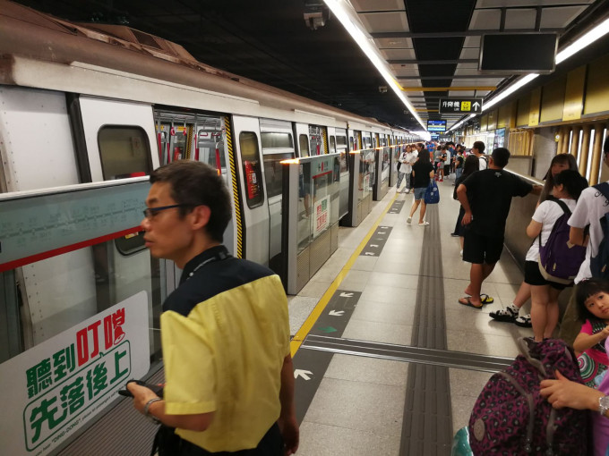 在葵興站，乘客不能到尾站荃灣，有廣播需要乘客落車⁠⁠⁠⁠。