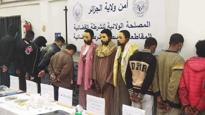 阿尔及利亚3男子图扮女人贩毒，却被当地警方识破。阿尔及利亚警方facebook图片