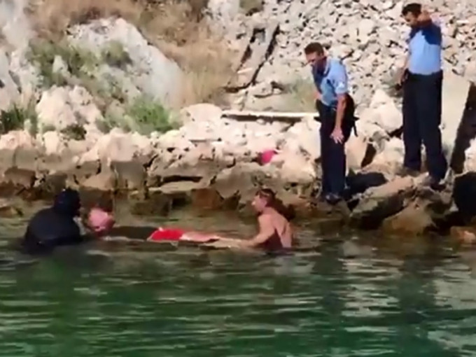 克罗地亚一名33岁男子从39.6米高的大桥跳入河里，结果整个骨盆骨折，下体碎裂。 影片截图