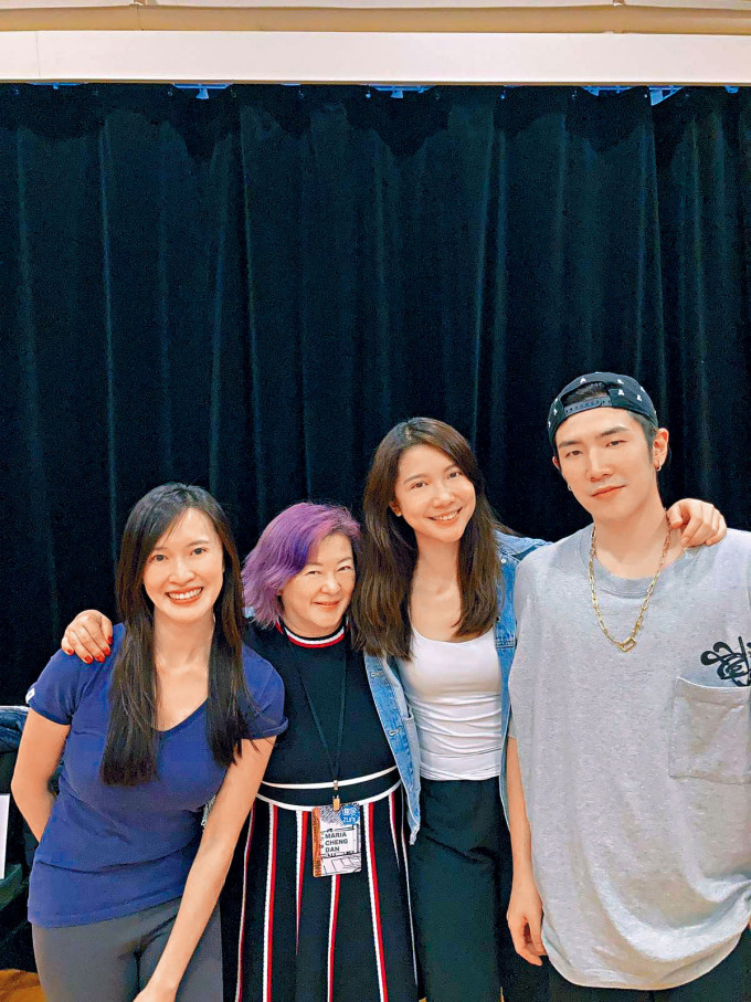 细John在经理人郑嫦青（左二）的穿针引綫下获得今次演出机会，与师姐林宣妤（右二）、苏子情（左一）携手上舞台。
　　