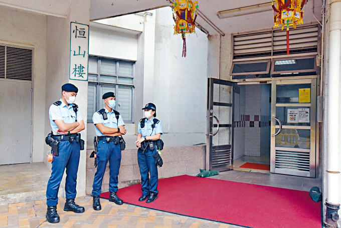 恒安邨恒山楼发生凶案，警方封锁大厦调查。