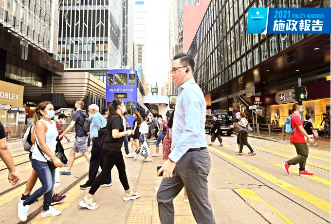 林鄭月娥表示，香港作為與內地資本市場互聯互通的國際金融中心，需大量金融服務業人員。