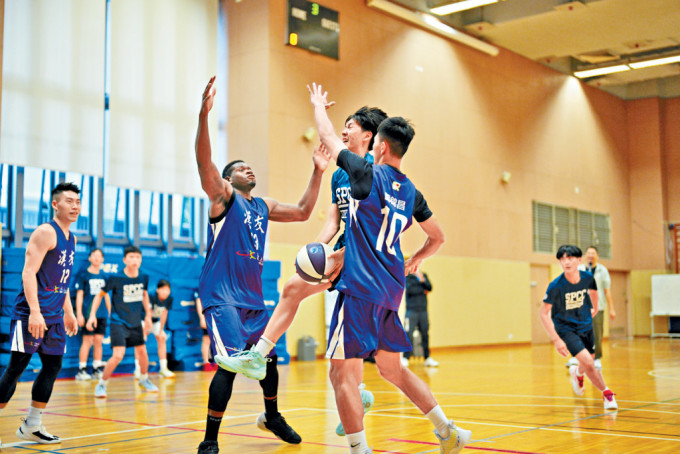 「港岛总区少年警讯3X3篮球培训计划及防骗讲座」让中学生与甲一篮球员切磋球技。
