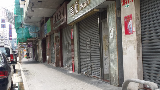 深水埗多条街道上的商铺早上已落闸，暂停营业。