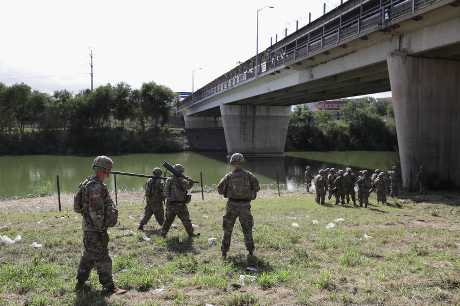 特朗普前一天暗示，如果移民向軍隊投擲石頭，美軍可能會向移民隊伍開槍。