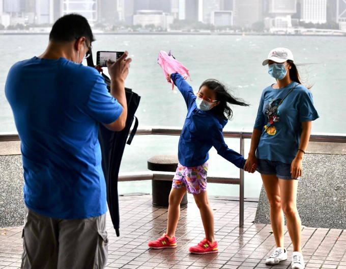 天文台指，本港風勢預計會逐漸減弱。