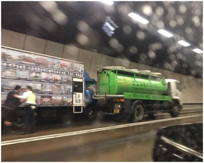 货车在慢线突撞向前方的一辆吸粪车车尾。图:网民Nakata Chan