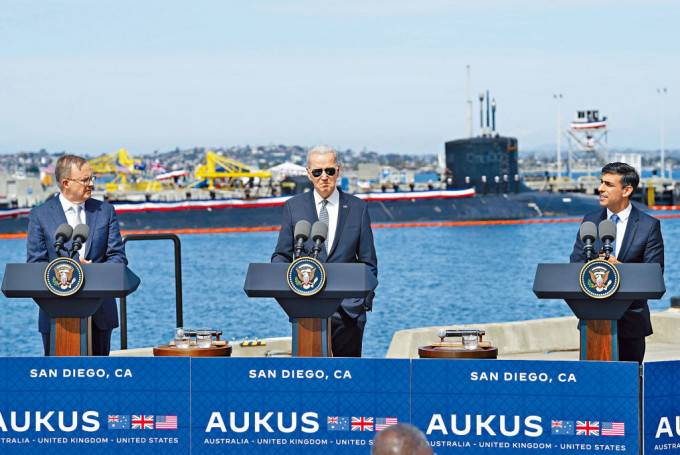 拜登、辛偉誠與澳洲總理阿爾巴內塞（左），周一在加州聖迭戈海軍基地發表聯合聲明。