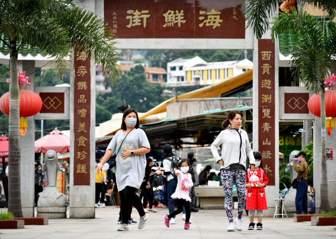 政府考虑放宽本地游旅行团人数上限。 资料图片