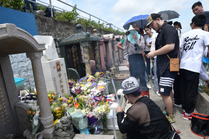 黃家駒逝世26年，一班歌迷到家駒墳前上香拜祭。