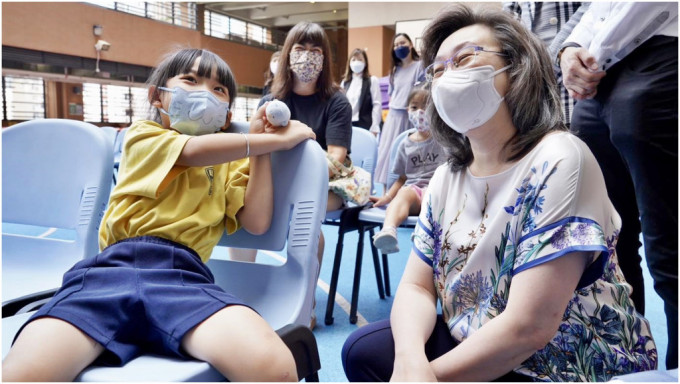 杨何蓓茵（右）请市民推动亲友，特别是长者和幼童接种疫苗。