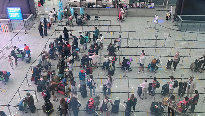 再有乘客確診觸發熔斷機制，全日空東京及國泰倫敦航班禁抵港一周。資料圖片