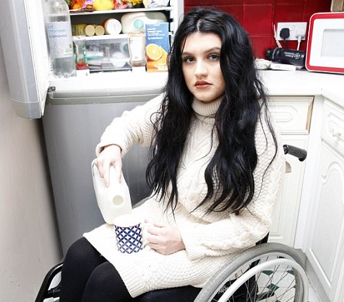 巴特勒因健身時不小心被槓鈴壓碎脊椎，令她一直要坐著輪椅。 網上圖片