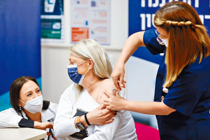 ■以色列一名女子接种第四针新冠疫苗。