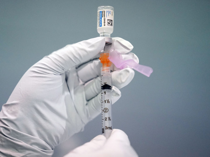 因出现涉及血栓不良反应个案，南非暂停强生新冠疫苗使用，强生延迟在欧洲推出疫苗。AP图片