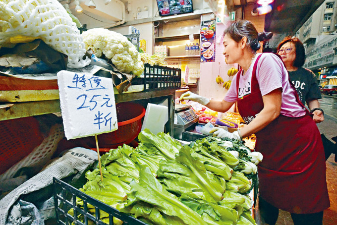 昨日蔬菜价格较平日贵约5成，有菜档半斤生菜标价25元。