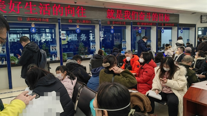 北京東城公安分局出入境接待大廳，坐滿申請往來港澳台的簽證的市民。駐北京記者張言天攝