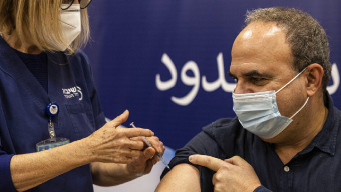 以色列開始為高危群組接種第四針疫苗。AP圖片