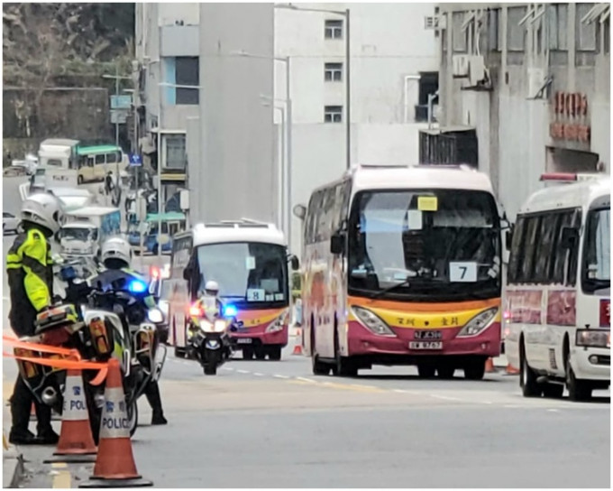 回港的106人分批乘旅游巴抵达骏洋邨隔离。