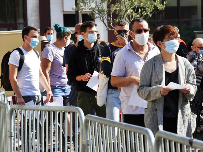 法国的疫情近日进一步反弹，当地政府遂宣布新一轮防疫措施。AP图片