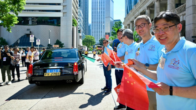 林世雄(右一)及萧泽颐(右二)今日主持庆祝国庆75周年经典名车巡游起步礼。锺健华摄