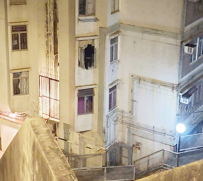 一名黑衣男被發現爬上柴灣樂翠台住宅單位窗外。網上圖片