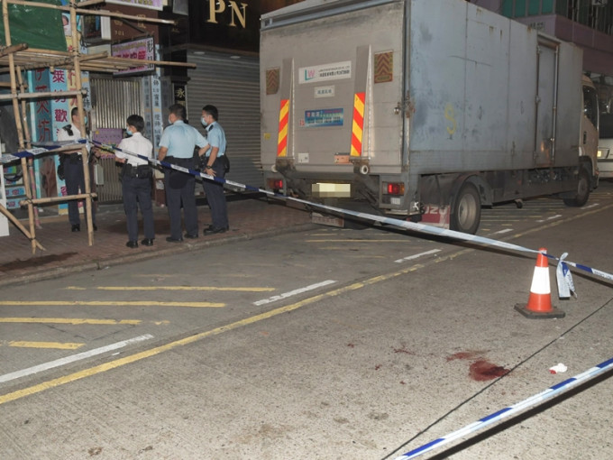 旺角一名男子疑遭人持刀行劫，被斩伤后半昏迷，倒卧于马路中央。