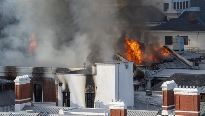 南非議會建築在火災中受損嚴重。AP圖片