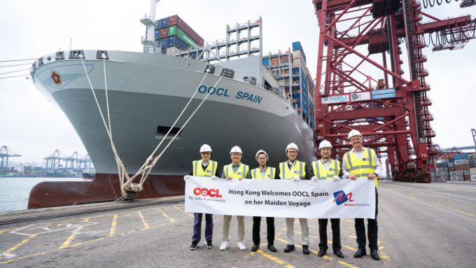 世界上載運量最大的貨櫃船之一、承載力達24,188個標準箱的「東方西班牙號」首次靠泊香港。運輸及物流局相片