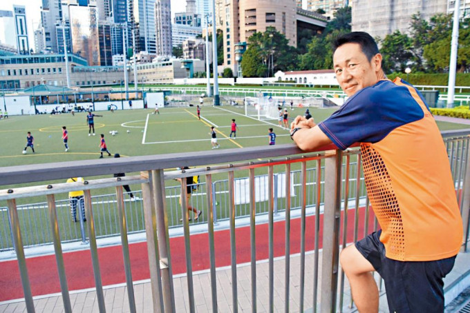 足球教練郭嘉諾(圖)因飛馬散班而失業，然而他對足球的熱情未有因此減退。