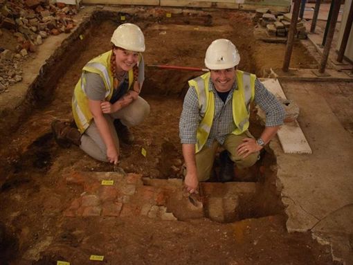 英國兩名賊人闖便利店打劫，意外發現地底埋藏約500年的歷史遺跡。Twitter圖片