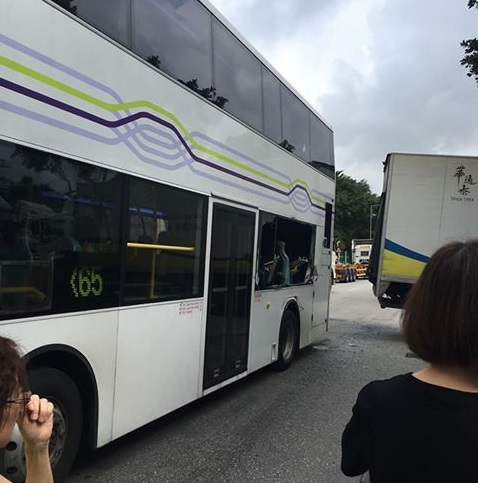 貨車倒後駛出時，不慎撞向巴士車身。網民Cool Lam/ 香港突發事故報料區fb群組