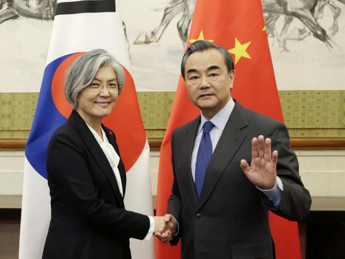 中國外長王毅與韓國外長康京和表示，習近平訪韓計劃不變。AP