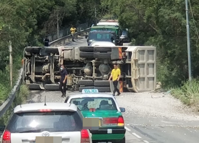 貨車失控翻側，橫亘路中。 小心駕駛FB圖