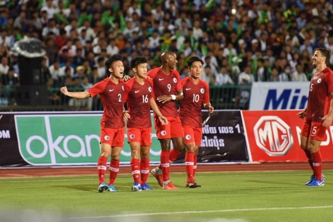 陳俊樂(左二)上半場為港隊射入一球。相片由足總提供