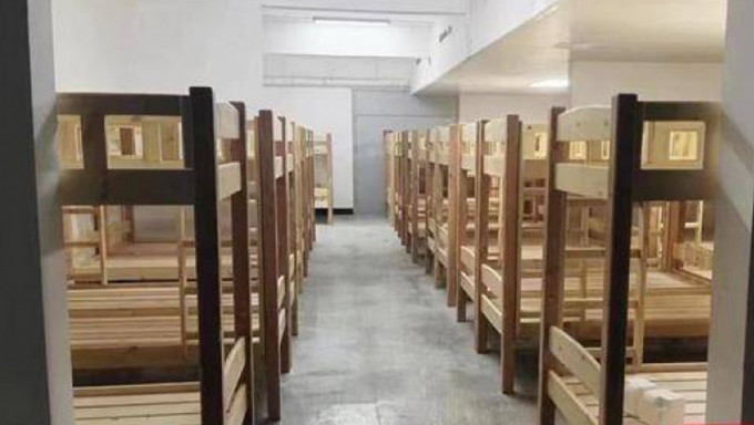 河南学校宿舍80人住一间房俨如仓库，家长崩溃表示难以接受。