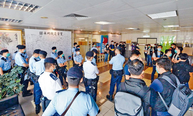 警方去年派出大批警員，搜查壹傳媒大樓。