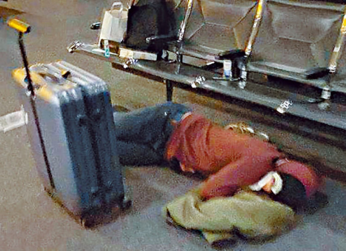 德國漢諾威機場有滯留旅客席地而睡。