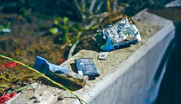 土製炸彈爆炸現場遺下疑是電路板碎片。