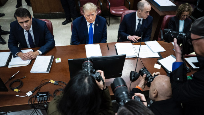 記者包圍拍攝被告席上的特朗普。 美聯社
