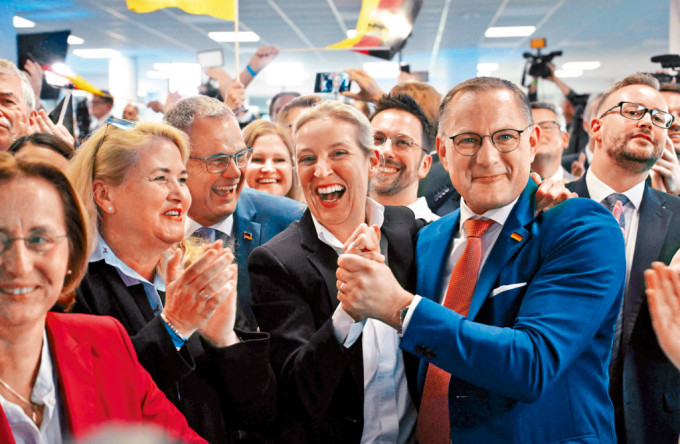 極右翼德國另類選擇黨（AfD）的共同黨魁魏德爾（中）、克魯帕拉(右)，與黨友慶祝歐洲議會選舉勝利。