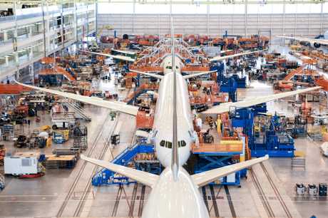 波音在南卡罗来纳州的主装配大楼内员工在组装787客机。路透社